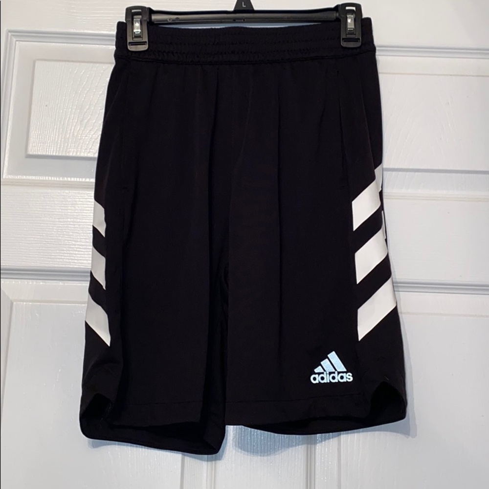 ADIDAS BOY SHORTS SIZE MEDIUM